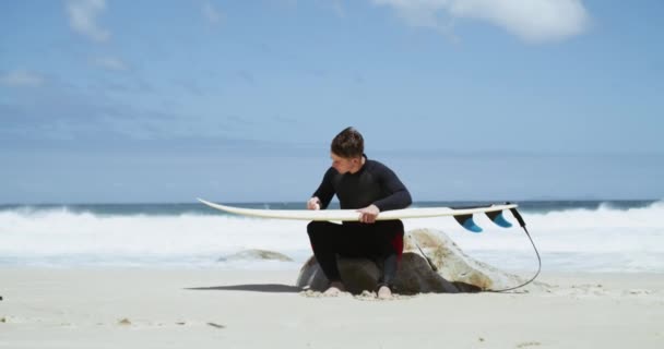 Surfingbräda Vaxning Och Man Sommaren Stranden Med Förberedelser För Äventyr — Stockvideo