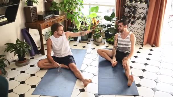 Дай Пять Люди Йога Перерыв Домашней Гостиной Расслабиться После Растяжения — стоковое видео