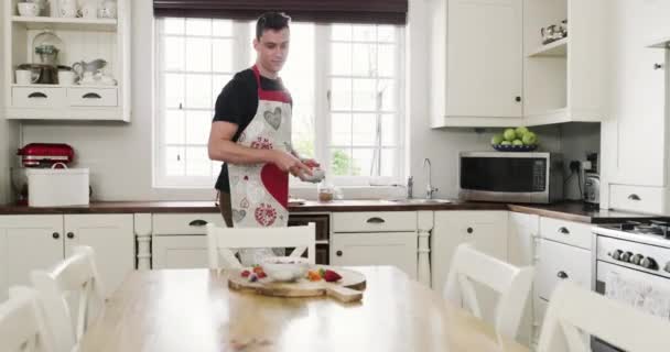 Sorpresa Hombre Bandeja Desayuno Cocina Caminando Cocinando Casa Por Mañana — Vídeos de Stock