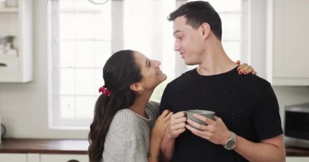 キッチン 朝のコミュニケーションでコーヒーとカップル 幸せな男とティーカップと女性 健康的な関係で結合のドリンクや肖像画 接続や愛 — ストック動画