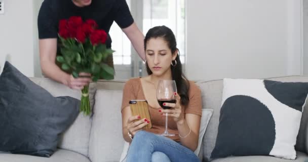 Surprise Couple Cadeau Roses Baiser Sourire Buvant Vin Dans Canapé — Video
