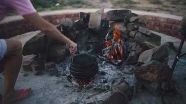 Kişi, el ve yemek pişirme, kamp ateşi, kömür ya da kaşıkla kontrol edilmeli. Demir kap, şef ve Güney Afrika 'da besin, beslenme ya da diyet ile hazırlama.