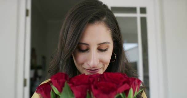 Mosoly Illatos Csokor Rózsa Ajándék Valentin Napi Ünneplés Portré Illatos — Stock videók