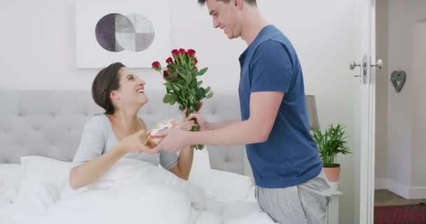 Róże Prezent Para Pocałunek Sypialni Miłość Lub Przytulić Razem Rano — Wideo stockowe
