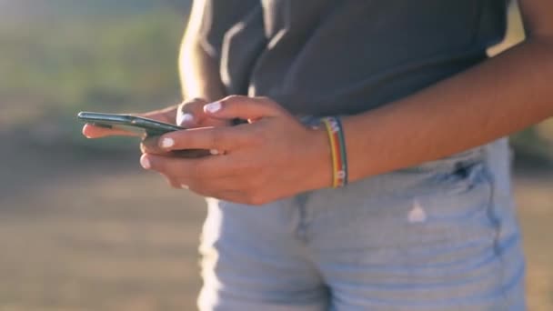 Telefone Bate Papo Mãos Mulher Campo Com Redes Sociais Mensagens — Vídeo de Stock