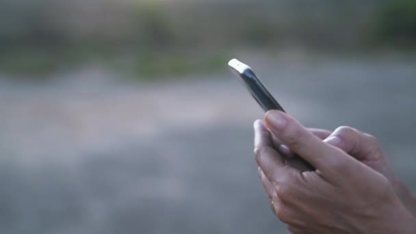 미디어 텍스트 클로즈업 여자의 서비스 요청을위한 앱을위한 자연의 스마트 — 비디오