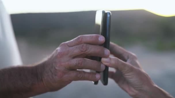 Mãos Telefone Compartilhamento Com Pessoas Livre Closeup Para Comunicação Networking — Vídeo de Stock