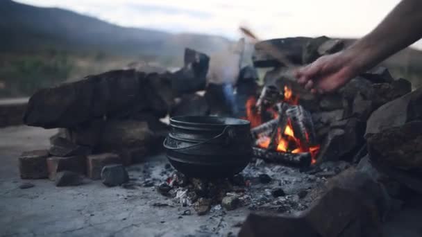 Человек Руки Приготовление Пищи Горшком Огне Уголь Проверить Ложкой Природе — стоковое видео