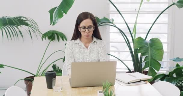 Kvinde Skrive Arme Krydset Med Laptop Kontor Job Arbejder Reklame – Stock-video