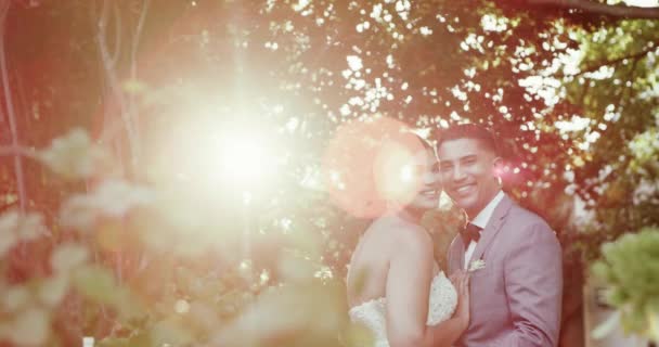 Pelukan Wajah Atau Pasangan Bahagia Dalam Pernikahan Taman Untuk Perayaan — Stok Video
