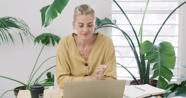 Mulher Rosto Escritório Com Laptop Para Trabalho Braços Cruzados Trabalhando — Vídeo de Stock