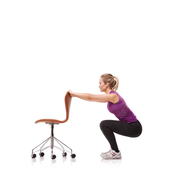 Pilates Egzersiz Sandalyeli Beyaz Arka Planda Stüdyoda Çömelmiş Bir Kadın — Stok fotoğraf