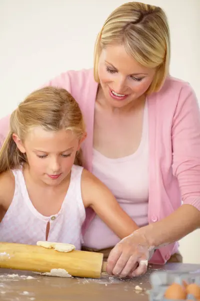 Pasta Mattarello Famiglia Cottura Bambino Mamma Insegnare Giovani Figlia Ragazza — Foto Stock