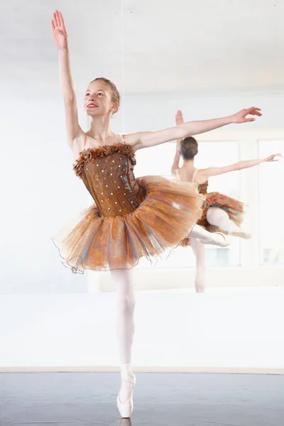 芭蕾舞 芭蕾舞 与一位女运动员保持平衡和指点 以练习为乐 以姿势和微笑为乐 — 图库照片