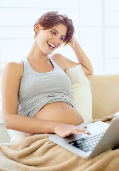 Těhotná Žena Laptop Line Připojení Ložnici Wellness Internet Mateřské Dovolené — Stock fotografie