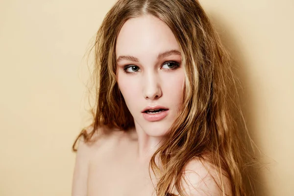 Kobieta Nagie Topless Włosami Zbliżenie Makijaż Dla Kobiety Osoby Seksowne — Zdjęcie stockowe