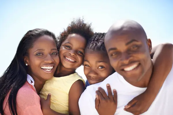 Black Family Parents Children Happy Beach Adventure Holiday Vacation Portrait — Stock Photo, Image