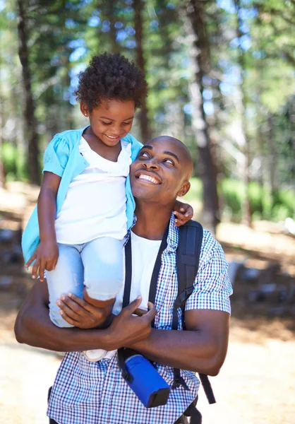 Šťastný Otec Pěší Turistika Nošení Dítěte Lese Pro Rodinné Sbližování — Stock fotografie