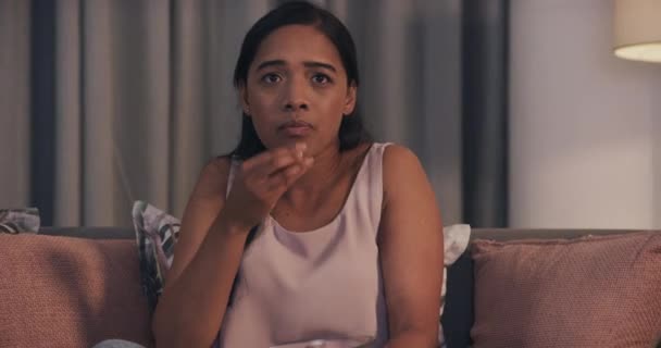 Kadın Patlamış Mısır Evde Tek Başına Yemek Yerken Oturma Odasındaki — Stok video