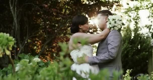 Umarmung Frau Und Mann Wald Bei Der Hochzeit Mit Liebe — Stockvideo