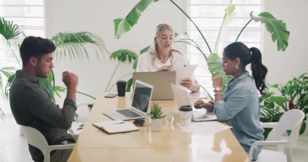 Affärsmän Teamwork Och Kontorssamarbete Laptop För Projektplanering Brainstorming Eller Diskussion — Stockvideo