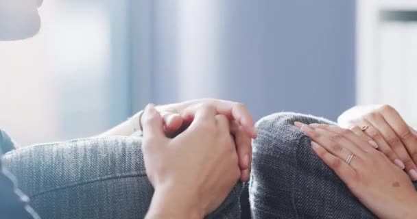 Rahatlamak Konuşmak Destek Için Kanepede Ele Tutuşmak Affetmek Evde Özür — Stok video