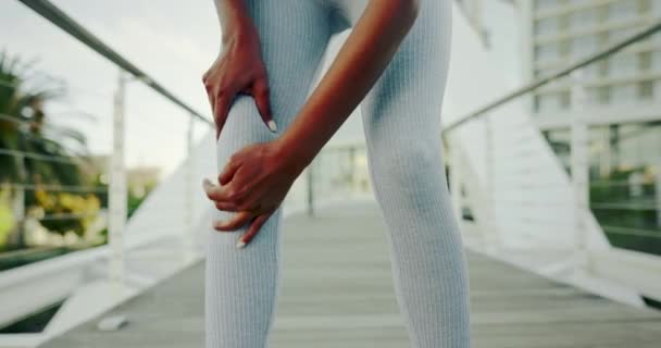 Kadın Diz Yaralanması Spor Yaparken Oluşan Bir Ağrı Şehirde Koşu — Stok video