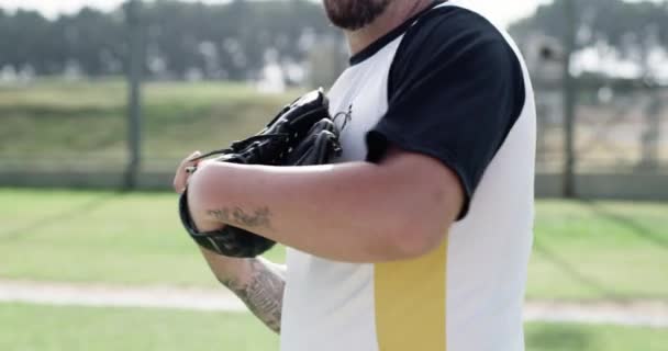 Mężczyzna Rzucać Baseball Dzbanek Ćwiczenia Grze Mecz Lub Pole Konkurencji — Wideo stockowe
