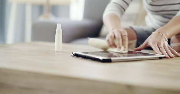 Mulher Mãos Limpando Sua Tela Tablet Com Pano Mesa Sala — Vídeo de Stock