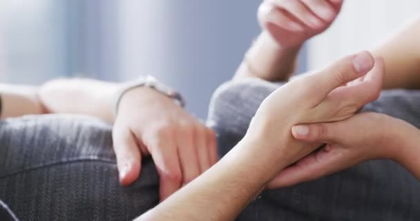 Confiança Conforto Casal Mãos Dadas Sofá Para Apoio Compaixão Empatia — Vídeo de Stock