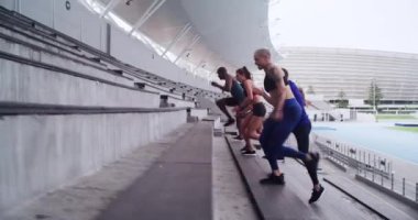 Grup, merdivenler, spor yapan, spor yapan ve iyi, kardiyo ve stadyumda egzersiz yapan insanlar. Koşucu, sağlıklı erkek ve kadınlar antrenman, adım ve mücadele motivasyon, arkadaşlar ve koşma ile.