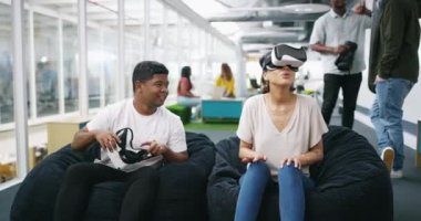 Millet, VR gözlükleri ve iş yerinde takım çalışması, yenilik ve metaevren işbirliğiyle yeni bir teknoloji girişimidir. Kadın, erkek ve gelişmiş gerçeklik fütüristik sistemle, genç kullanıcı ve ekip oluşturma ofisinde.