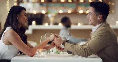 Aşk, el ele tutuşmak ya da restoranda mutlu bir çift olarak akşam yemeğinde evlilik yıldönümü kutlaması. Konuşan, romantik erkek ya da kadın. Sevgililer Günü 'nde yemek yiyip şarap içiyorlar..