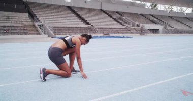 Kadın, Cape Town 'dan stadyum pistinde spor, yarış ve hız için başlangıç pozisyonu al ve koş. Kadın sporcu, koşucu ve arenada fitness, antrenman ve kardiyo etkinliğine hazır..