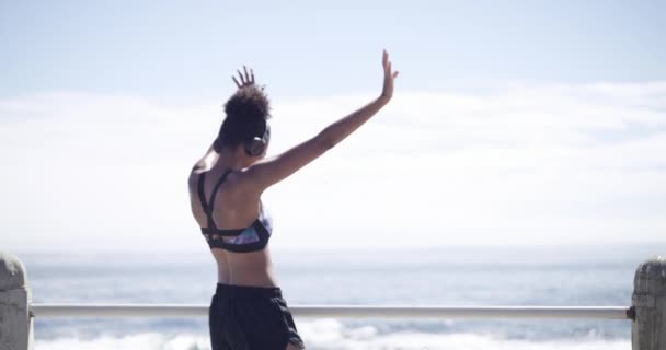 Muzyka Słuchawki Fitness Kobieta Taniec Plaży Treningu Bieganie Poranne Cardio — Wideo stockowe