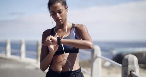 Smartwatch Sluchátka Žena Běží Pláži Pro Fitness Trénink Sledování Pokroku — Stock video