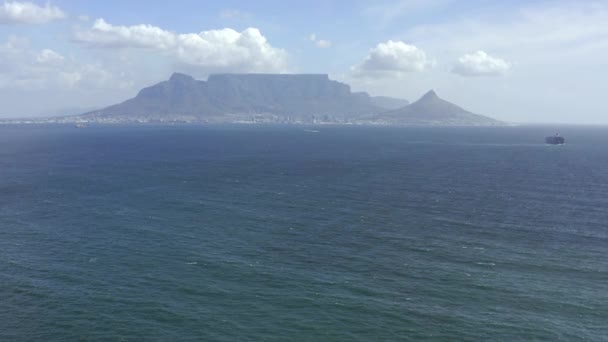 浩瀚的海洋 高山和天空背景为您在地平线上的旅行 大自然和空旷的风景 南非开普敦阳光与海水 海浪和云彩的空中景观 — 图库视频影像
