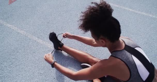 Dantelli Ayakkabılar Sporcu Kadın Antrenman Için Koşu Pisti Antrenman Performans — Stok video