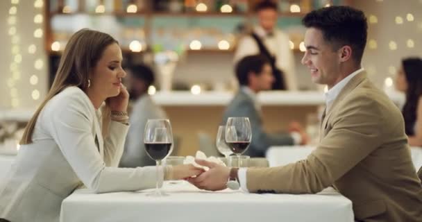 Liefde Hand Hand Paar Restaurant Ter Viering Van Een Gelukkige — Stockvideo