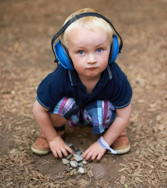 Ochrana Chlapec Venkovní Sluchátky Portrét Relaxovat Přírodou Hraní Léto Batole — Stock fotografie