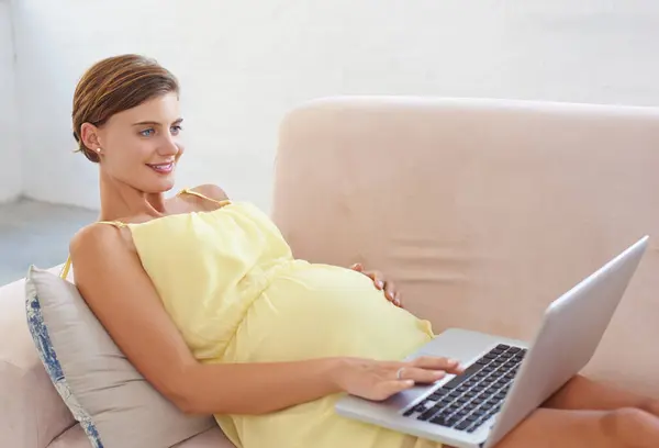 Happy Těhotná Nebo Žena Notebooku Obývacím Pokoji Pro Péči Děti — Stock fotografie