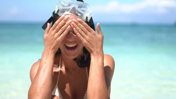 Happy Gezicht Vrouw Met Masker Voor Duiken Avontuur Het Blazen — Stockvideo