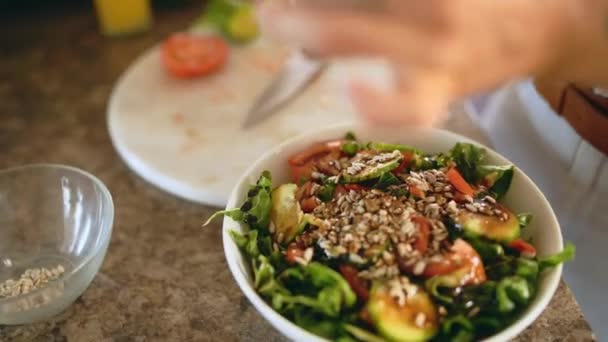 Hände Frau Und Salatzubereitung Der Küche Gesundes Mittagessen Und Ernährung — Stockvideo
