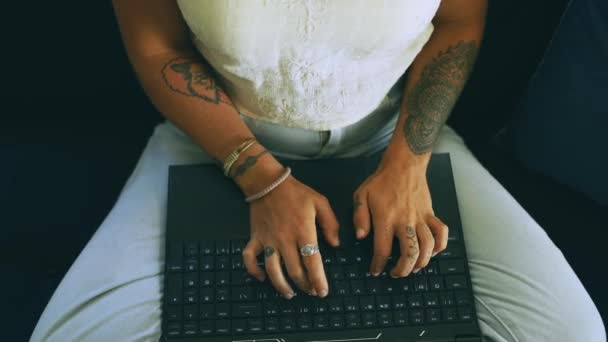Απομακρυσμένη Εργασία Φορητό Υπολογιστή Και Χέρια Στη Γυναίκα Στον Καναπέ — Αρχείο Βίντεο