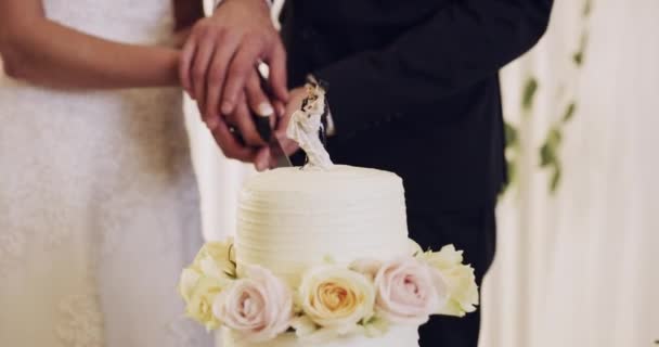 Paar Hände Und Kuchenanschnitt Bei Der Hochzeit Tradition Oder Süße — Stockvideo
