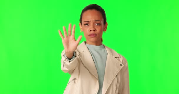 Рука Остановитесь Знаком Сердитая Женщина Зеленом Экране Осторожность Предупреждение Опасность — стоковое видео