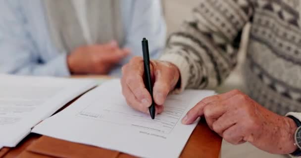 Ręce Pary Podpisz Papiery Ubezpieczeniowe Umowy Dokumenty Lub Dokumenty Seniorzy — Wideo stockowe