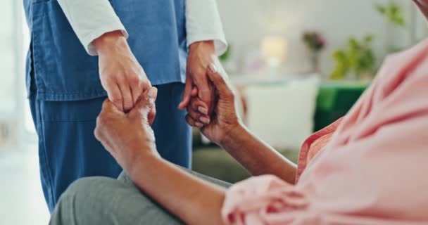 Νοσοκόμα Ηλικιωμένη Γυναίκα Και Κρατιέστε Χέρι Χέρι Για Άνεση Ενσυναίσθηση — Αρχείο Βίντεο