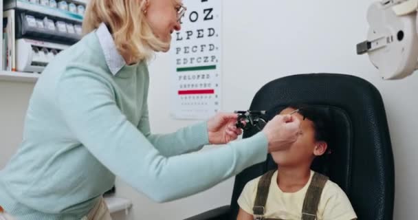 Szemvizsgálat Szemészet Keret Gyermek Tesztelés Látás Látás Szemüveg Ügyfél Számára — Stock videók