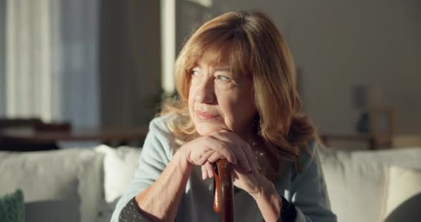 Thuis Denken Senior Vrouw Met Depressie Geheugen Herinneren Met Gedachten — Stockvideo